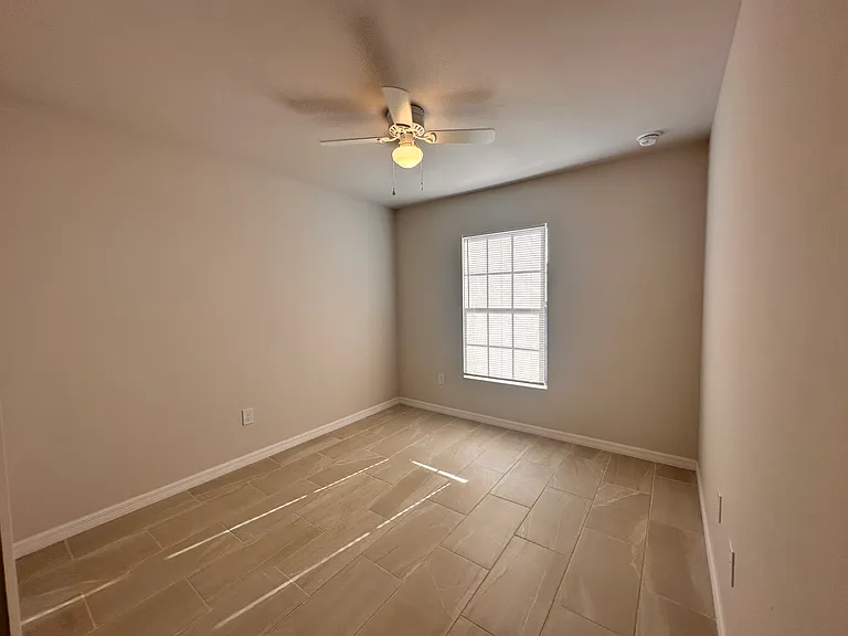1421 NE 8th Pl — Photo 7