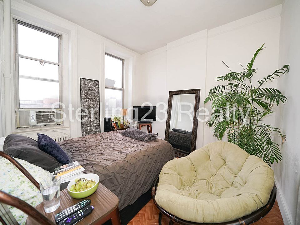 1st image of 26-10 Hoyt Ave S #2