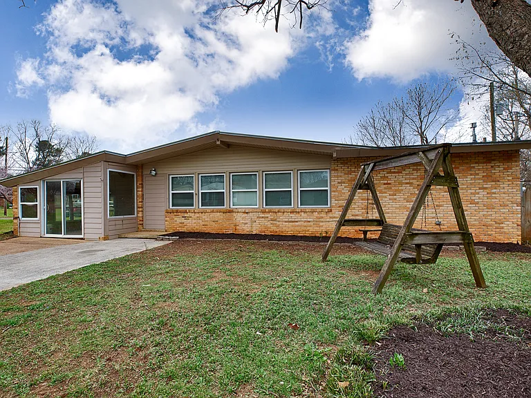 2814 Holiday Dr SW — Photo 4