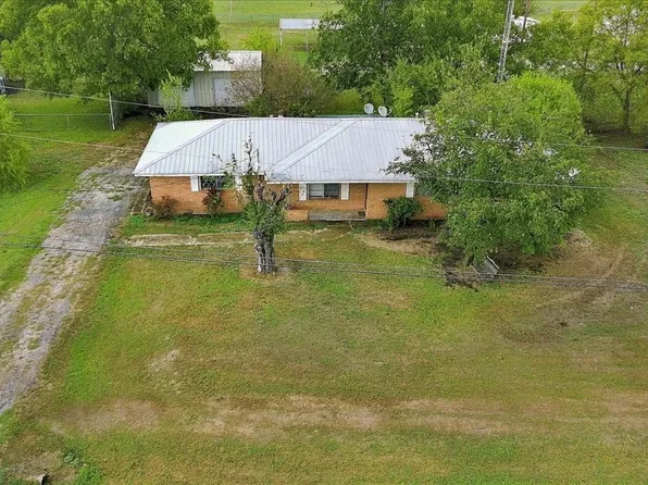 712 N Allyn Ave E, Mount Calm, TX 76673