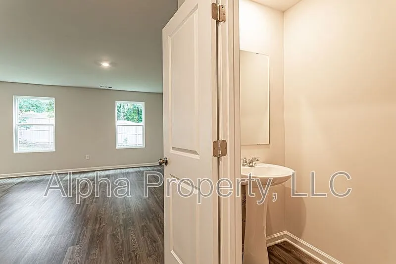 4 bed, 2.5 bath, 2065 sqft, $1,975 — Photo 4