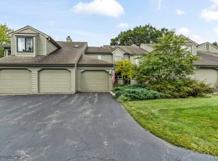 900 Shoreline Rd, Lake Barrington, IL 60010