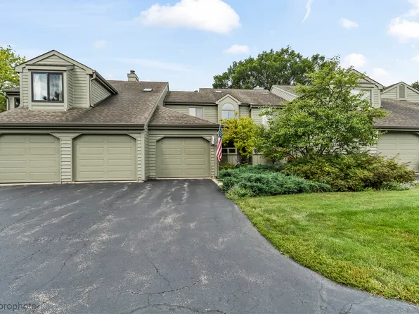 900 Shoreline Rd, Lake Barrington, IL 60010