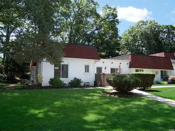 61 Skyline Drive #61, Coram, NY 11727