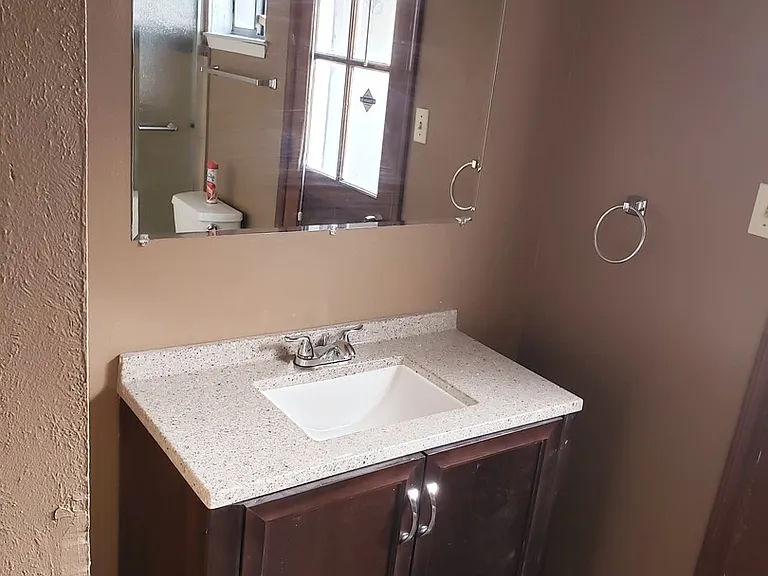 221 Shirley St NE — Photo 5