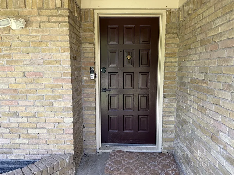 1212 Linden Dr — Photo 3