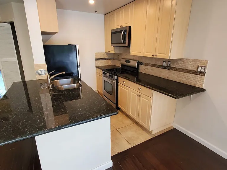 Burton Way Apartments — Photo 3