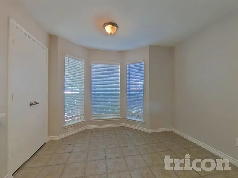 233 Amherst Dr — Photo 4