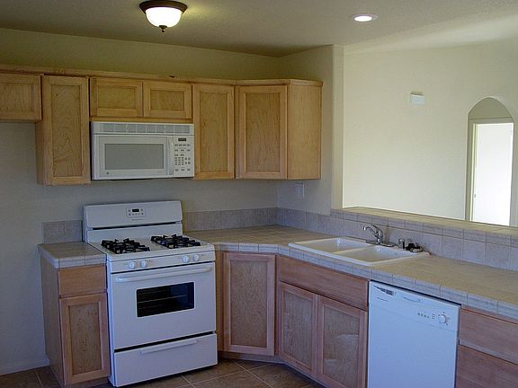 Beautiful cabinets & appliances