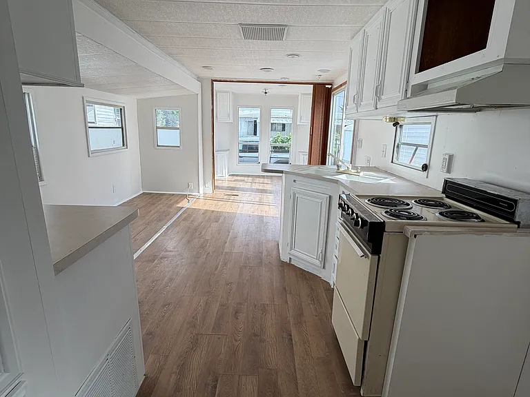 823 N 3rd Ave #14 — Photo 2
