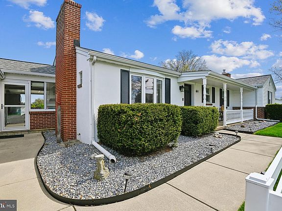 5th image of 438 Hook Rd
