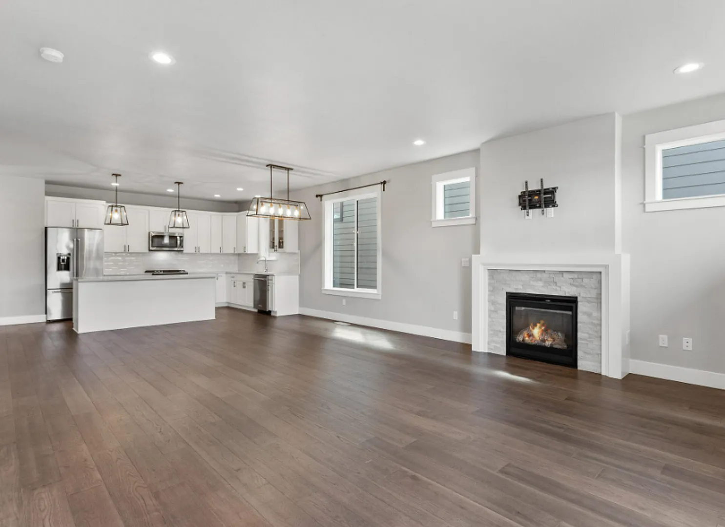 Beautifully Upgraded Home Near McMenamins Edgefield with Engineered Hardwood, Stainless Appliance... — Photo 3