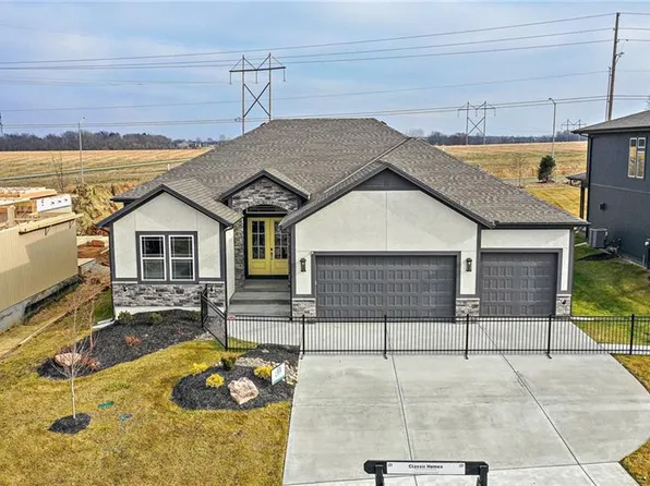 8913 Shady Bend Rd, Lenexa, KS 66227