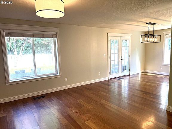 4th image of 308 S 32nd Pl