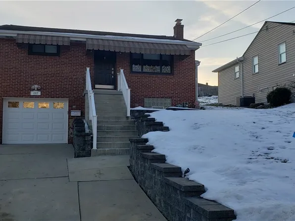 697 Shadow Dr, Carnegie, PA 15106