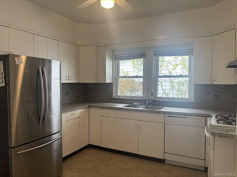 48 Ferris Pl — Photo 5