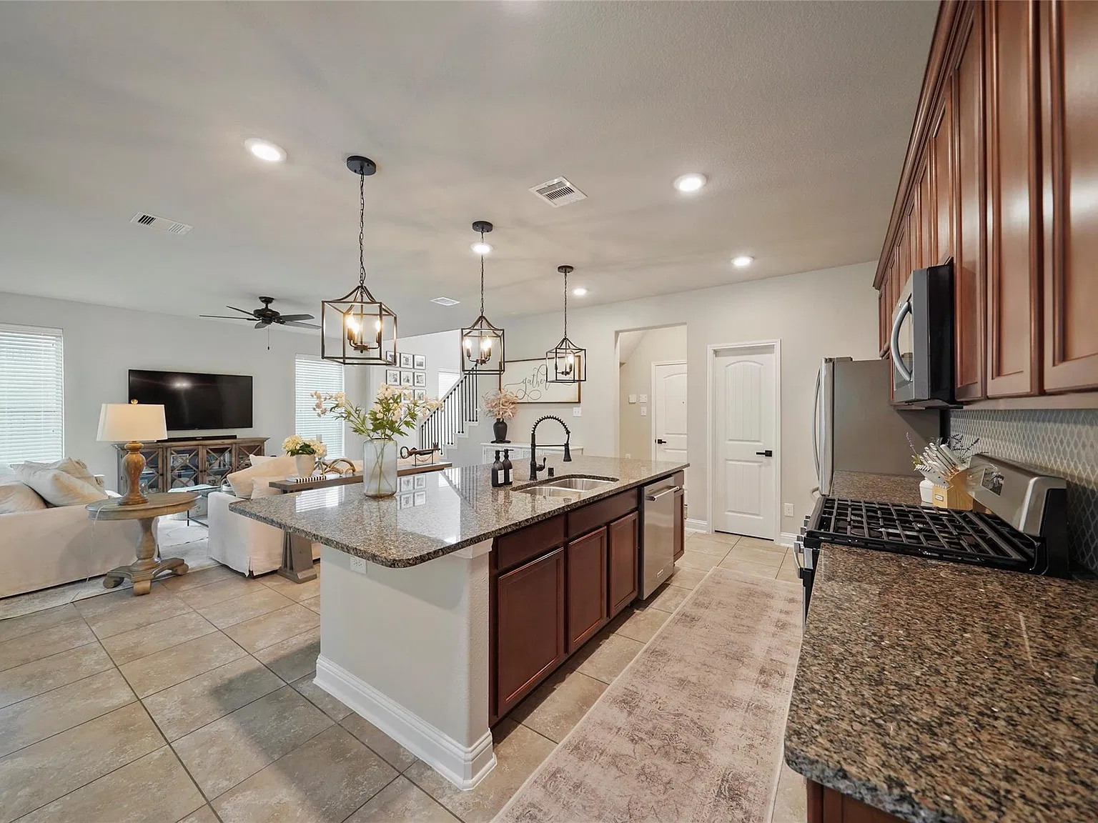 3 bed, 2.5 bath, 2176 sqft, $2,595 — Photo 4