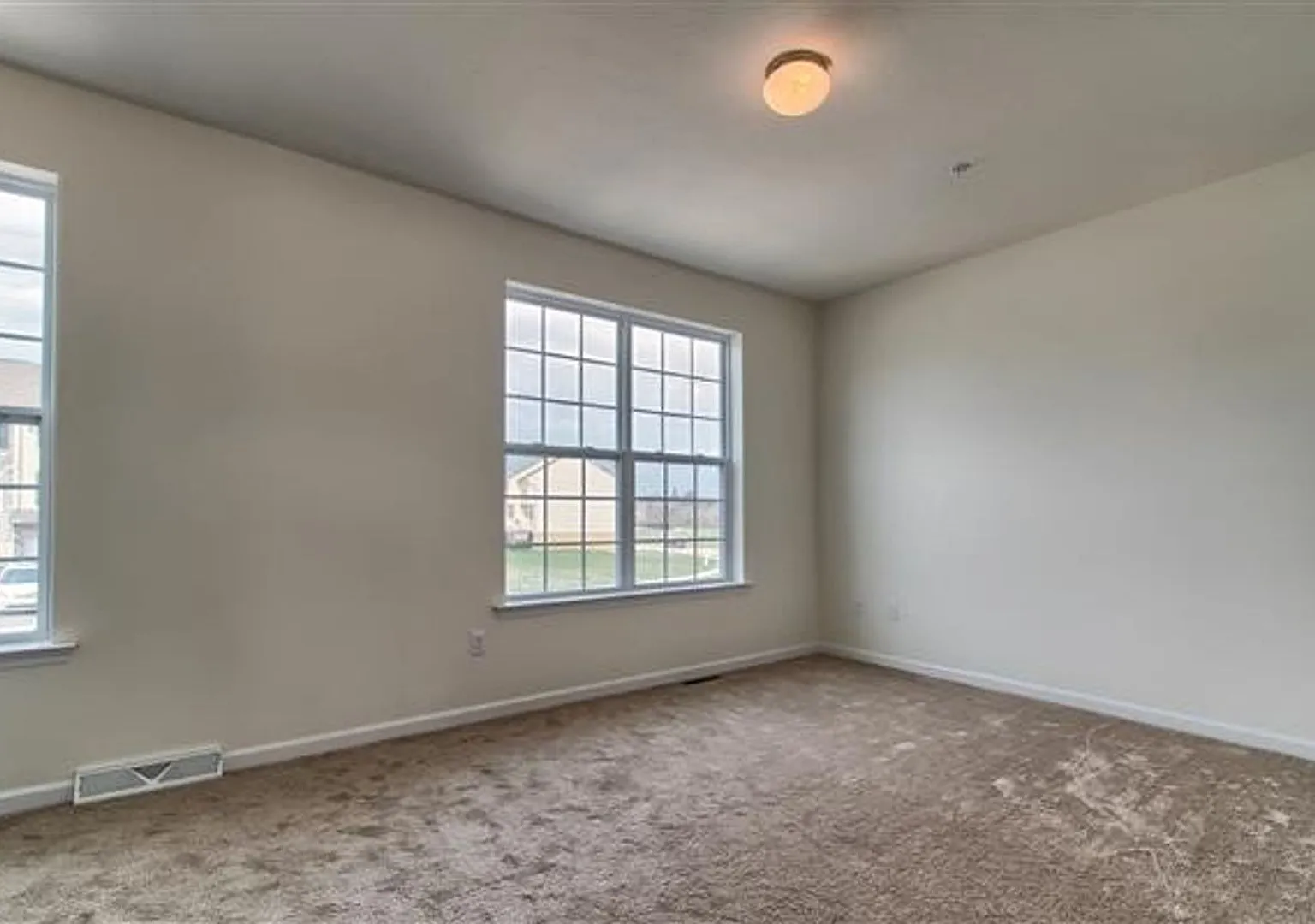 Coming Soon! Beautiful 3-Bedroom Townhome in York, PA — Photo 1
