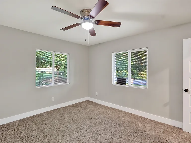 209 W 9th St — Photo 24