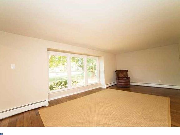 5th image of 19 Pinewood Dr