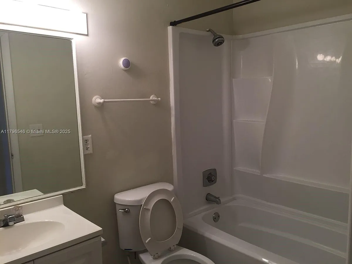 Building Photo - 1225 SW 46th Ave #211