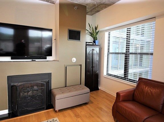 5th image of 1122 W Catalpa Ave APT 715
