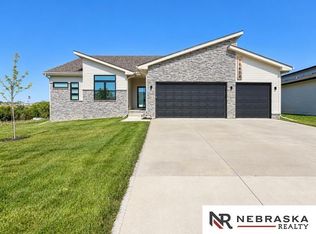 10604 Lake Tahoe Dr, Papillion, NE 68046