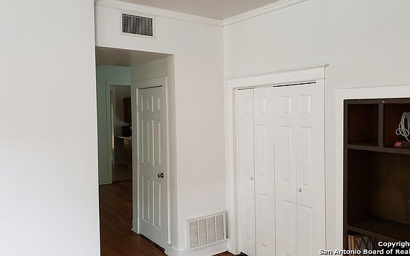 3rd image of 1022 W Gramercy Pl
