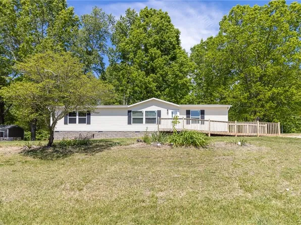 140 Cedar Ridge Pl, Mount Airy, NC 27030