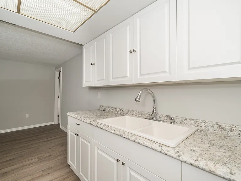 7911 Foxwood Dr — Photo 8