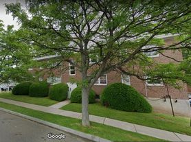 4 Nesbit Ave, West Hartford, CT