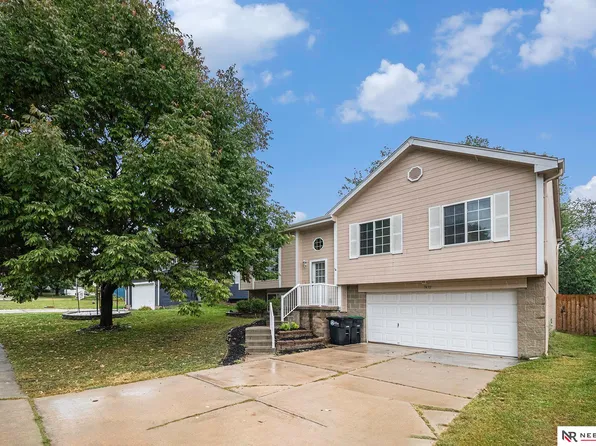 7631 Bondesson St, Omaha, NE 68122