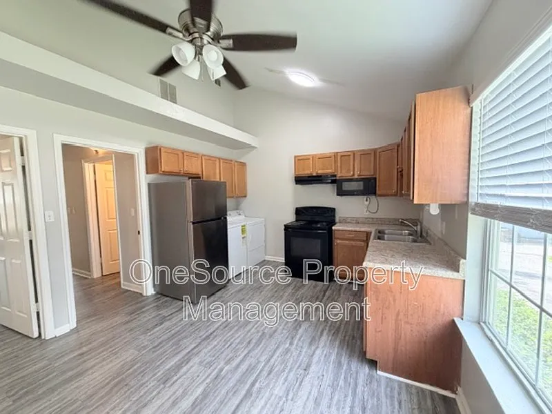 3 bed, 3.0 bath, 1024 sqft, $1,300 — Photo 4