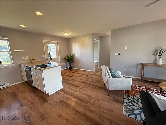 2nd image of 904 Jeanette Pl APT 2