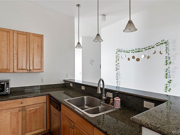 3rd image of 1414 W Marshall St #U309