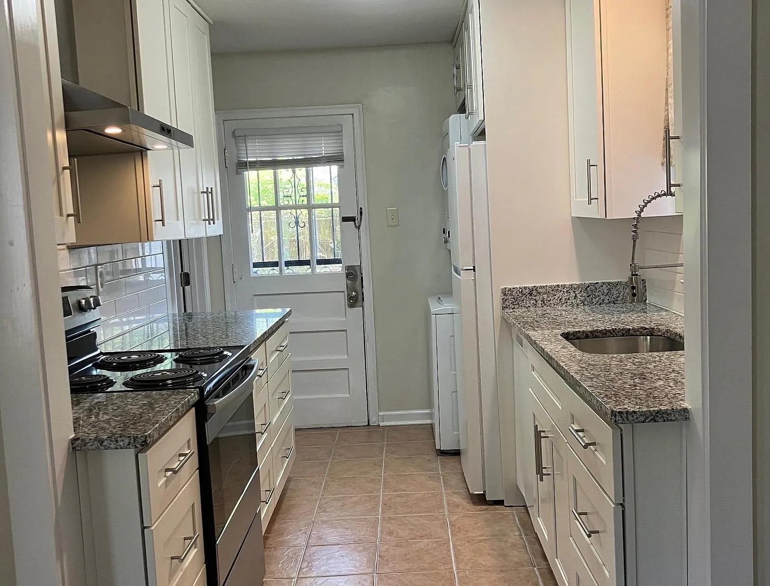 3 bed, 1.0 bath, 888 sqft, $1,395 — Photo 3