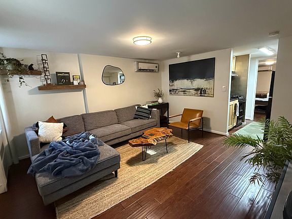 5th image of 106 Washington Pl APT 1