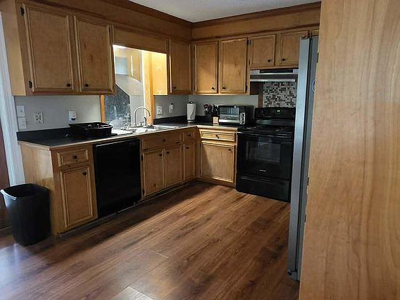 5th image of 381 Pin Oak Dr