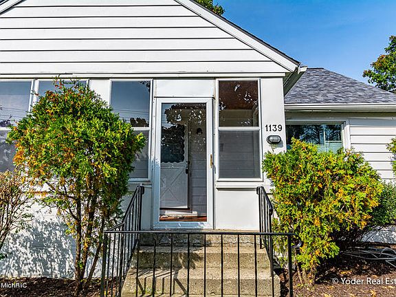 4th image of 1139 Beechwood St NE