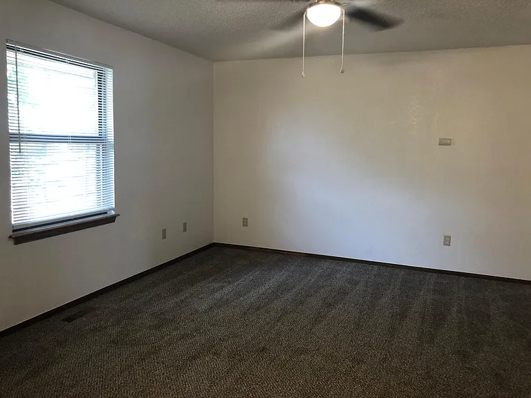 9909 S Hillcrest Dr — Photo 15