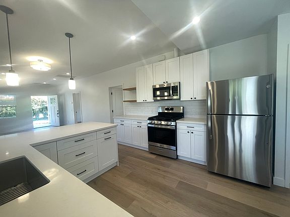 4th image of 220 W Arrellaga St