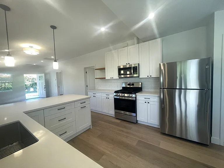 220 W Arrellaga St — Photo 4