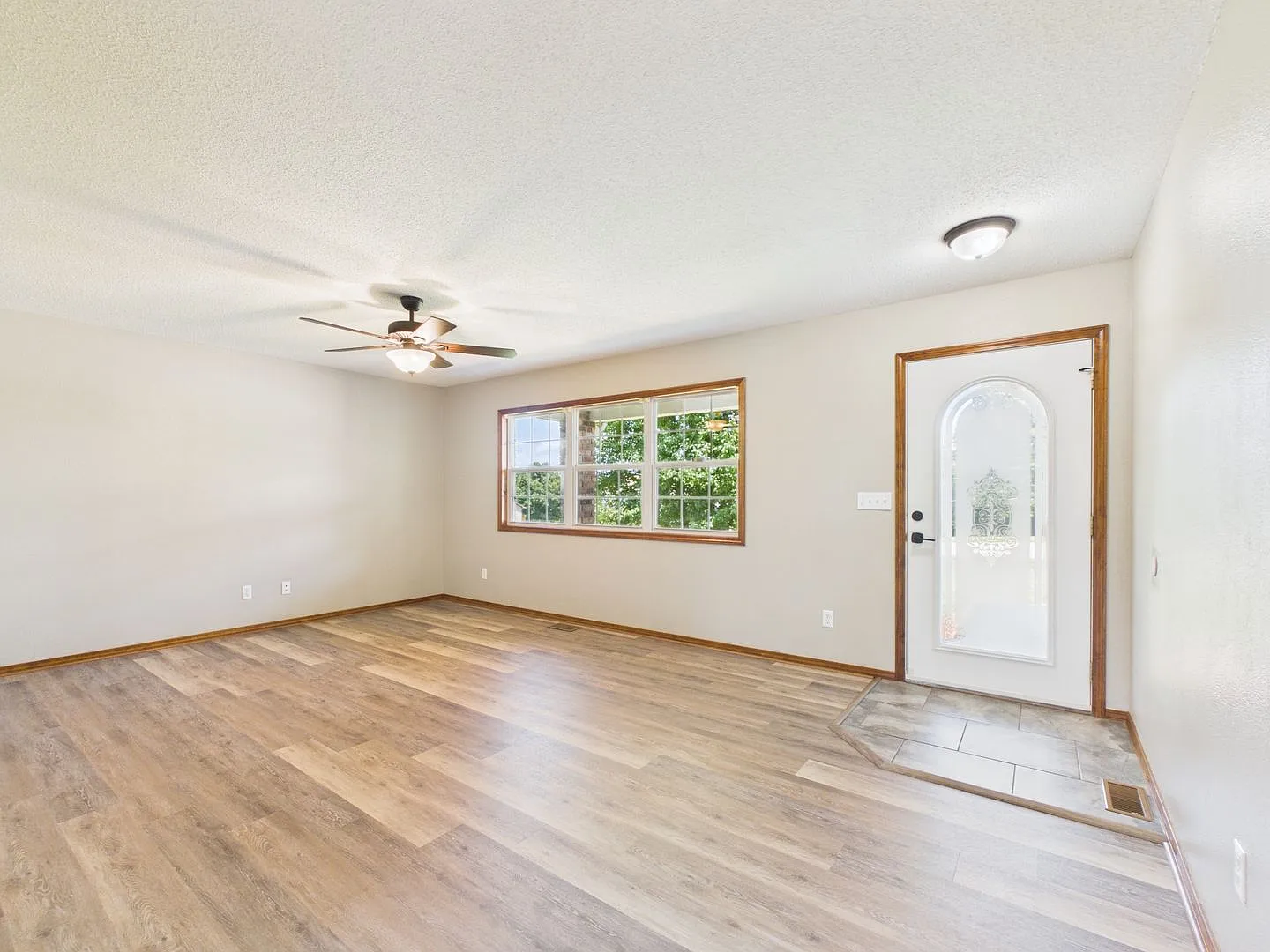 Short Term Lease Only - 4 Bed 2.5 Bath W/ Fenced Yard — Photo 3