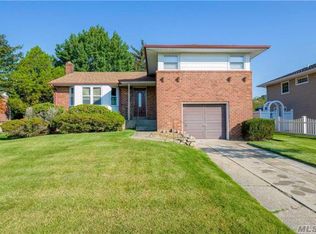 3 Henley Rd, Farmingdale, NY 11735
