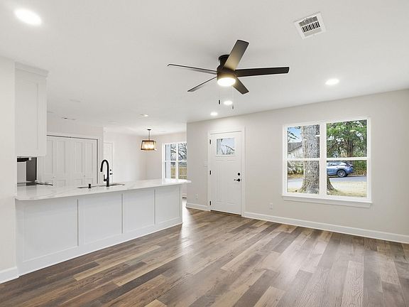 4th image of 109 Chitwood St