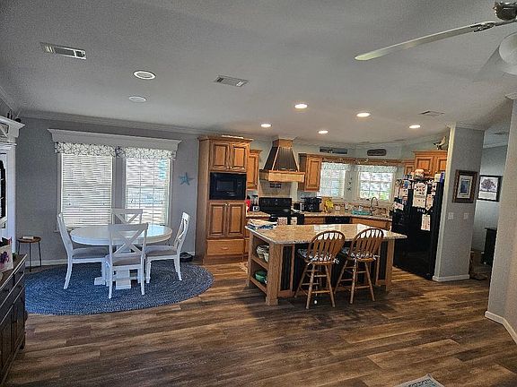 Kitchen area 7'+ island