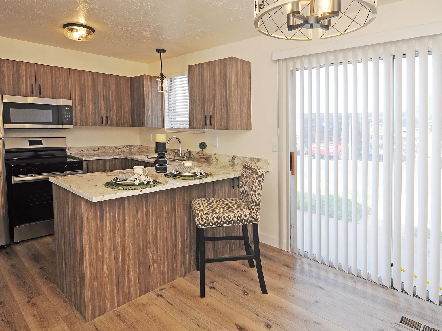 2 bed, 1.5 bath, 1100 sqft, $1,595 — Photo 3