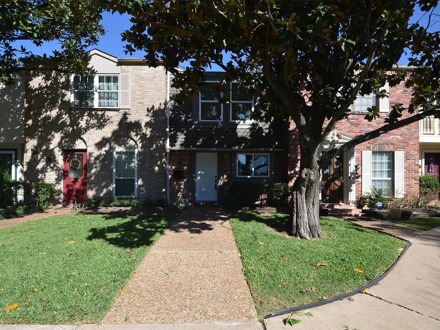 2 bed, 1.5 bath, 1056 sqft, $1,750 — Photo 4