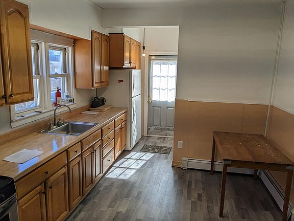5th image of 520 Oak St Floor 1