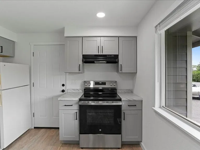 724 S Morain St #B — Photo 7